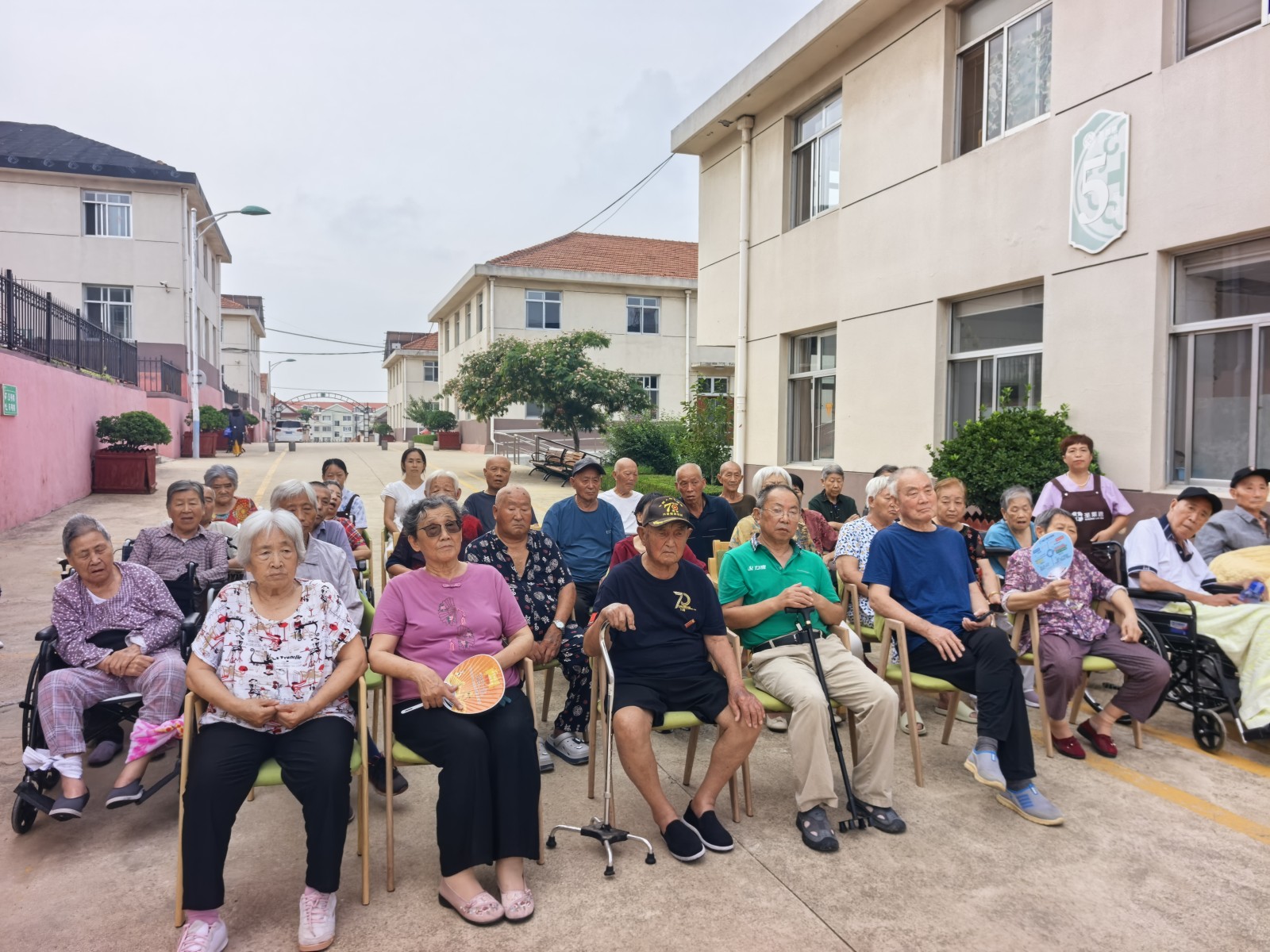 忆往昔峥嵘,赞今朝强盛 | 圣莱恩医养中心组织长者观抗战胜利80周年阅兵